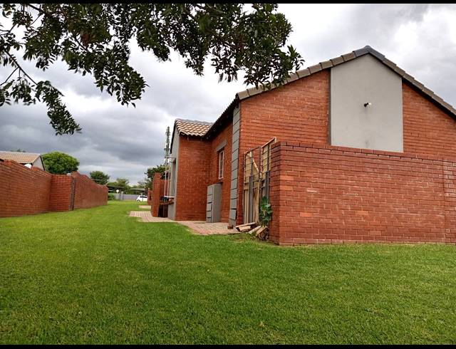 3 BEDROOM TOWNHOUSE FOR SALE IN MONAVONI